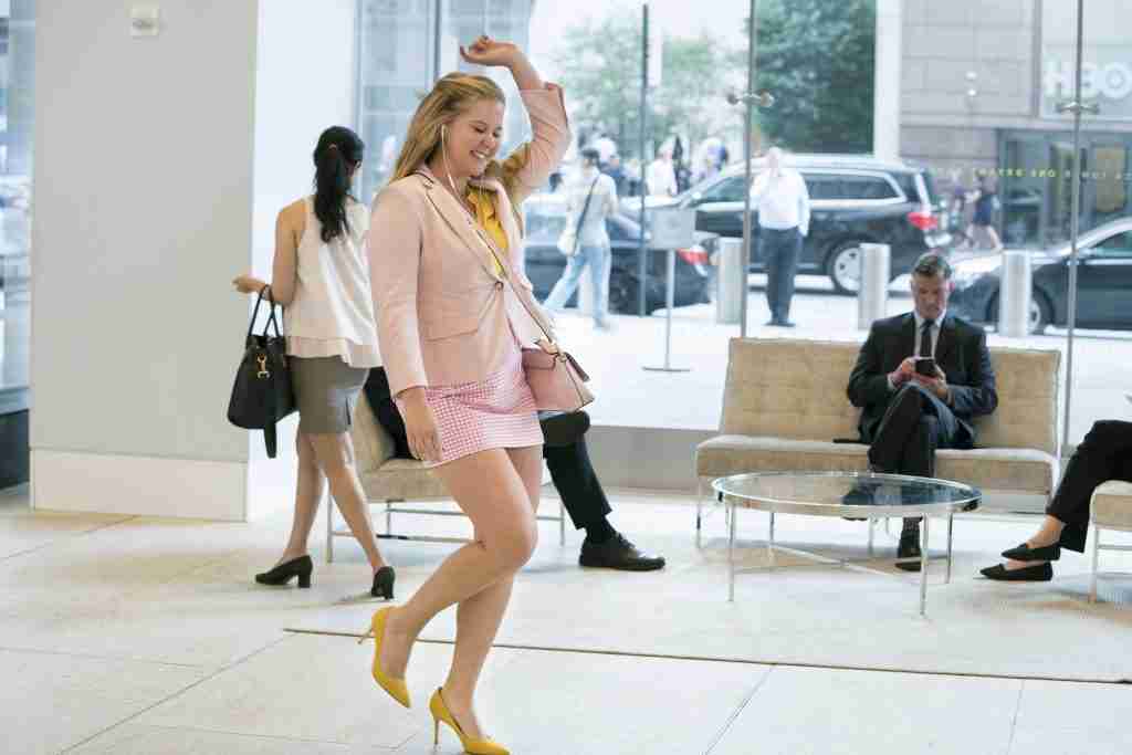 AMY SCHUMER LA COMEDIANTE QUE DESAFÍA EL CONCEPTO DE BELLEZA EN SEXY POR ACCIDENTE